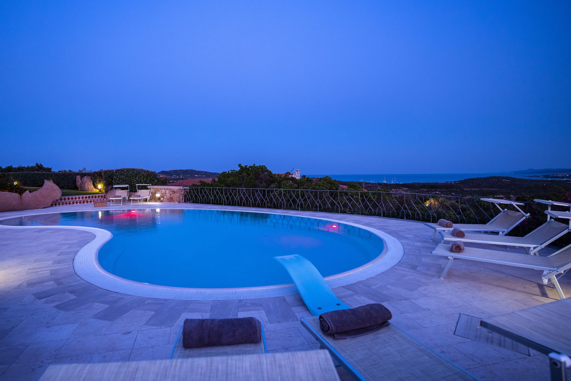Piscina di Villa Ginepro all'ora blu con vista sul mare