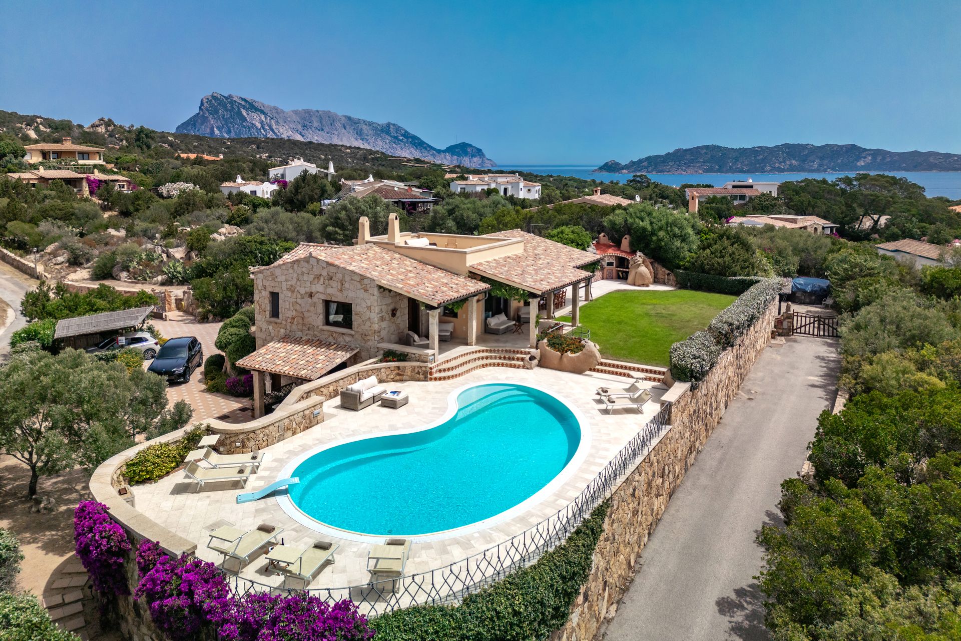Villa Ginepro vista dall'alto con piscina, il mare e l'isola di Tavolara