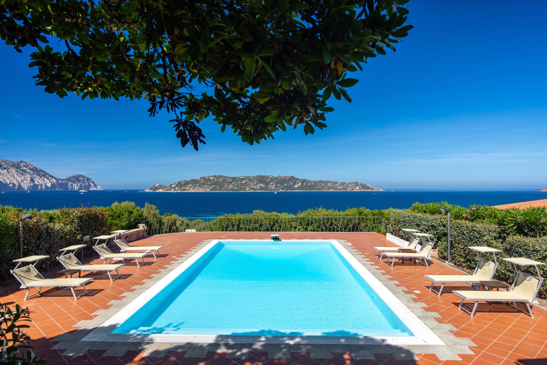 Piscina Villa Molara con vista sul mare e sulle isole di Tavolara