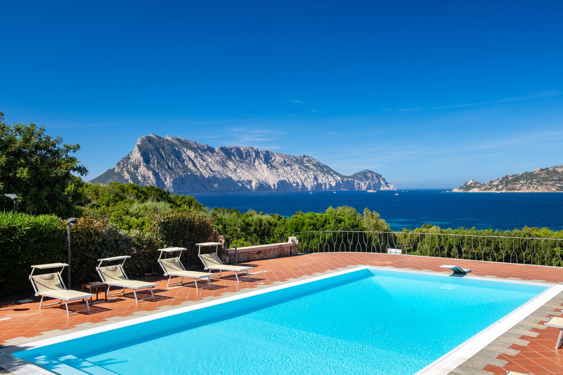 Piscina panoramica di Villa Molara di fronte a Tavolara